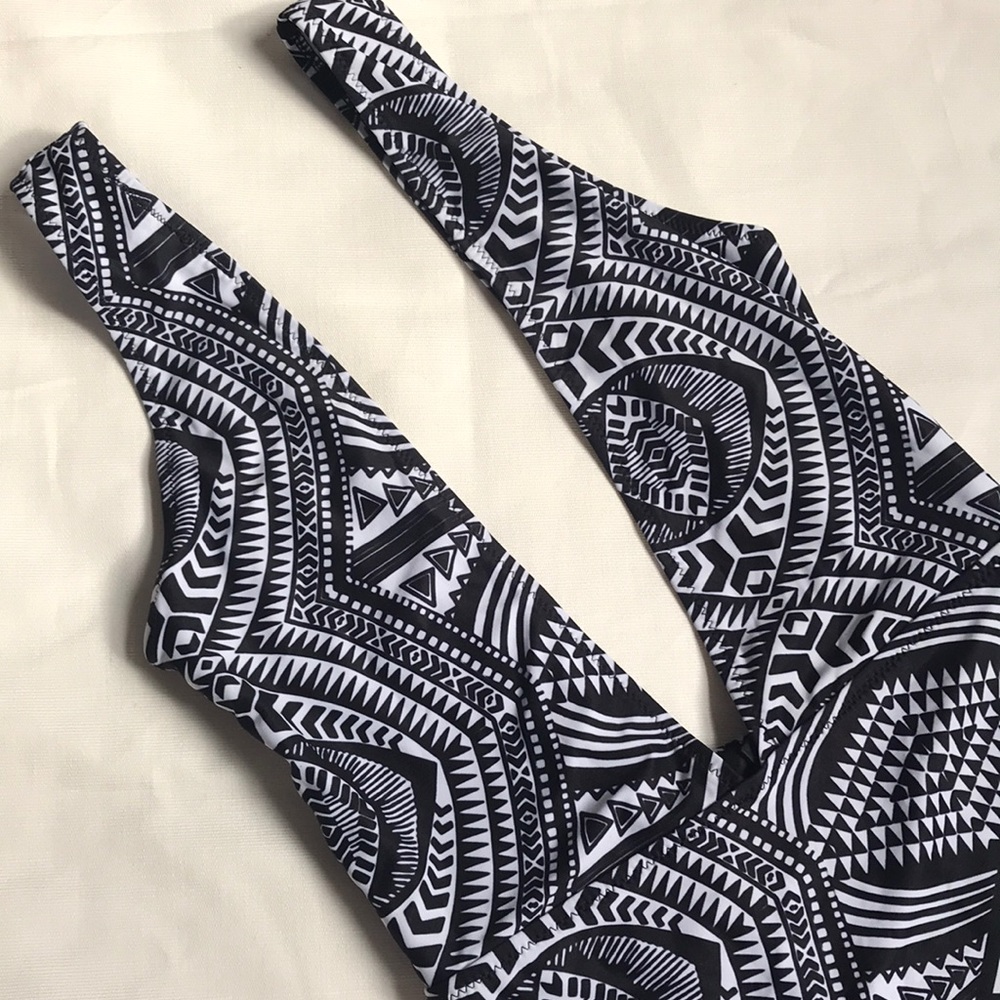 Missguidedsz 4 PlungeBlack/WhiteGeometric OnePiece